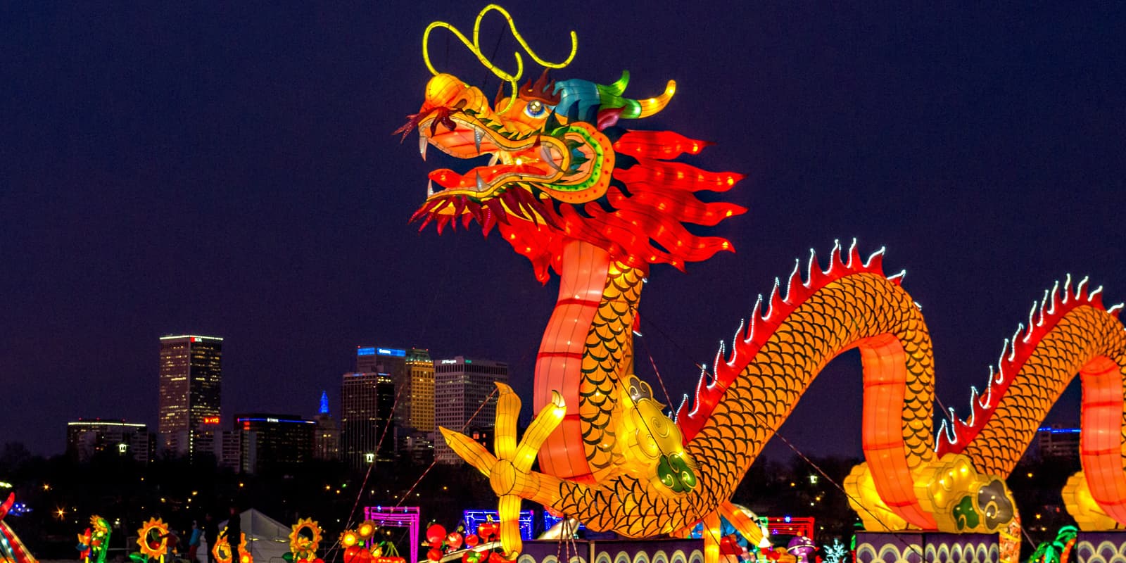 Laterne eines chinesischen Drachens in der Nacht